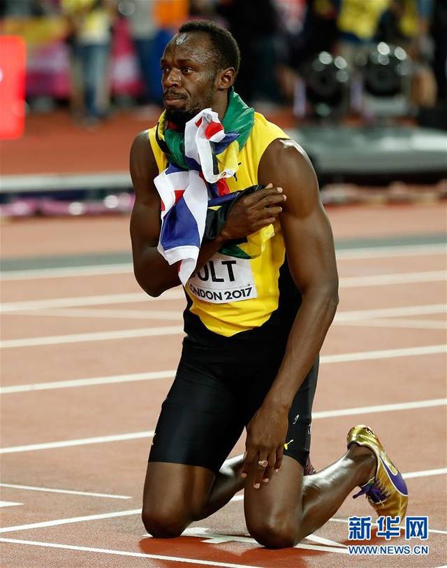 爱游戏官方-即时盘口传奇谢幕，球迷泪洒赛场