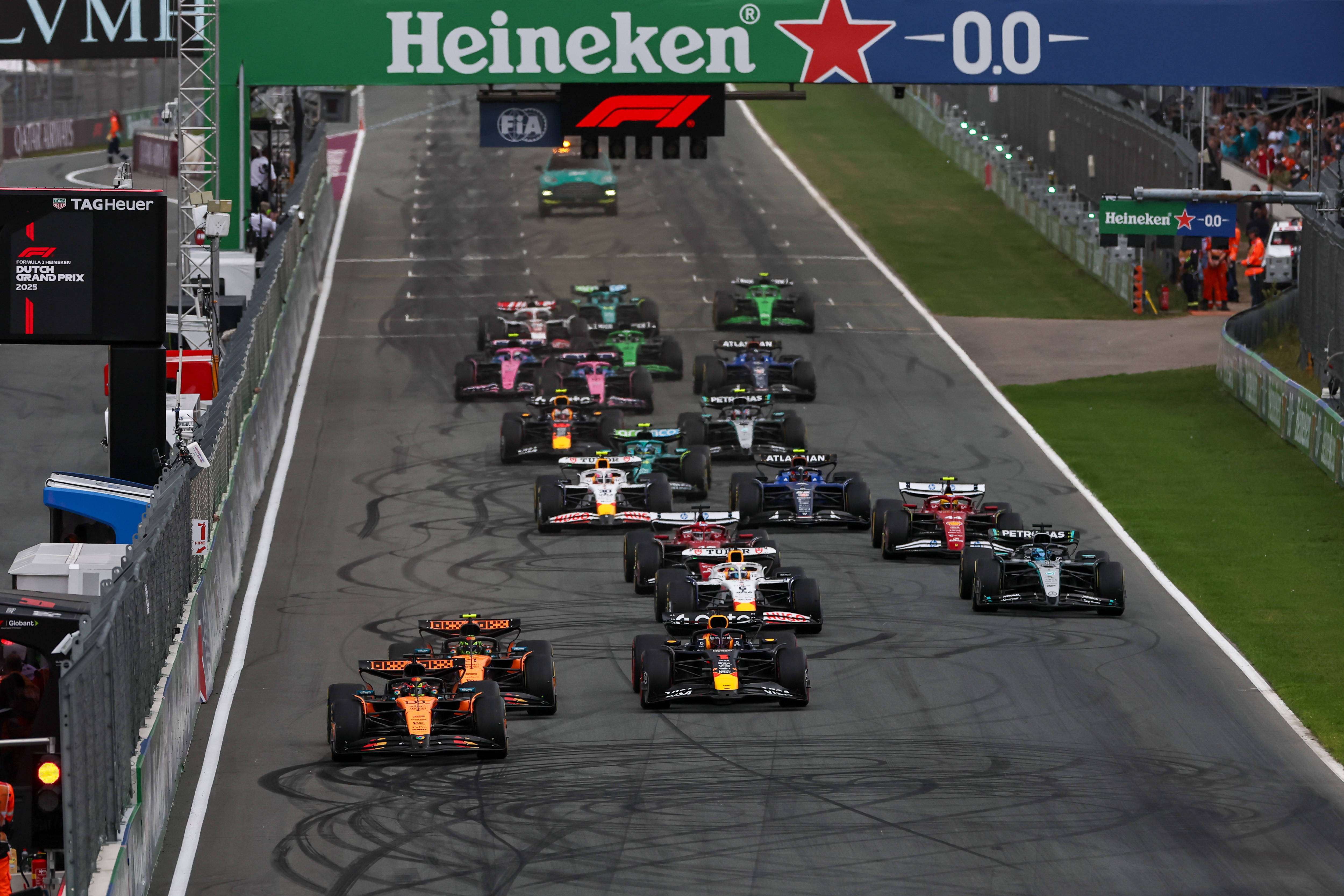 红牛二队险胜雷诺车队，皮亚斯特里关键制胜