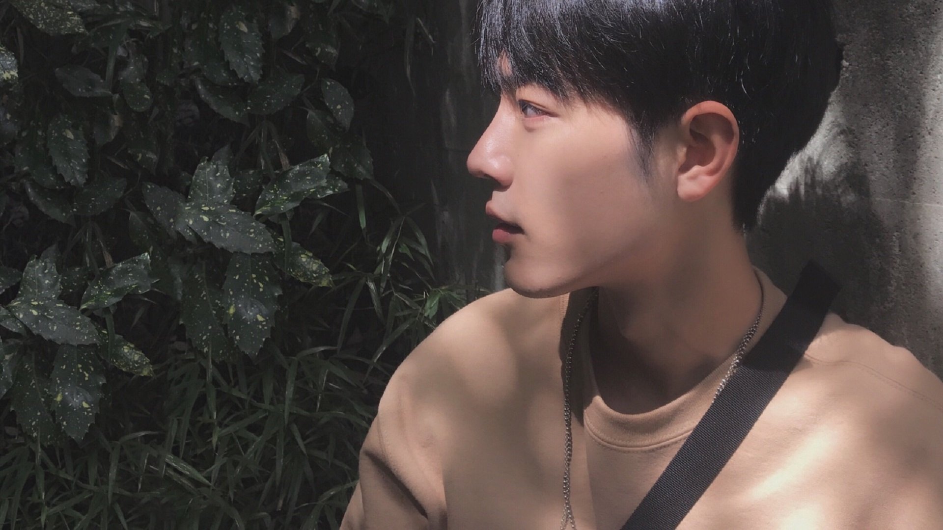 爱游戏官方-极速狂飙，从骑士到赛车手，英格拉姆在F1街道赛上的双重荣耀