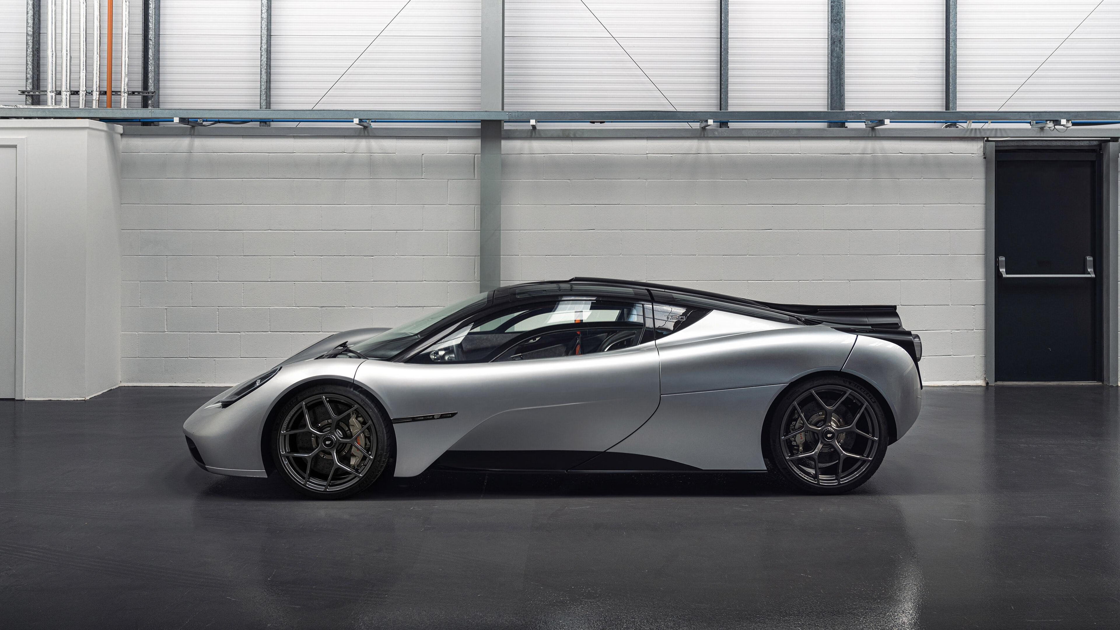 当蓝月轻触洪都拉斯的雨夜，关键先生从不佩戴预定的王冠